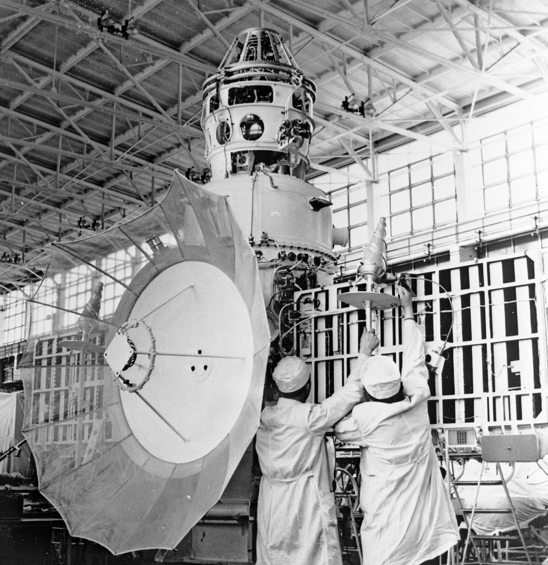 Советская автоматическая станция Венера-8 в монтажно-испытательном цехе Советская автоматическая станция Венера-8 в монтажно-испытательном цехе - РИА Новости, 1920, 06.05.2025