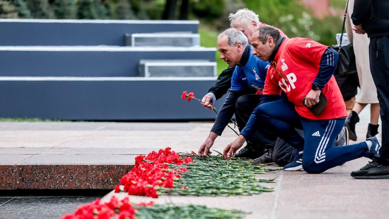 Ветераны отечественного футбола возложили цветы к Могиле Неизвестного Солдата - РИА Новости, 1920, 05.05.2025