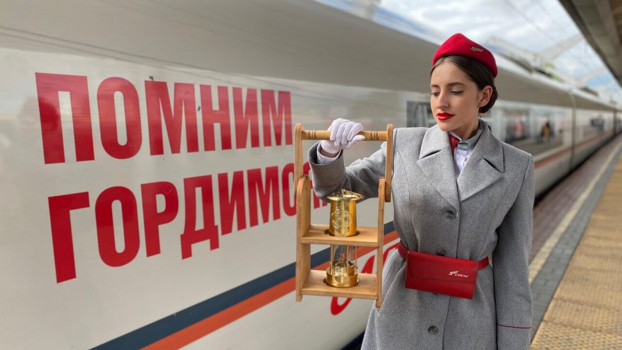Частицу Вечного огня доставили из Москвы в Петербург Частицу Вечного огня доставили из Москвы в Петербург - РИА Новости, 1920, 05.05.2025