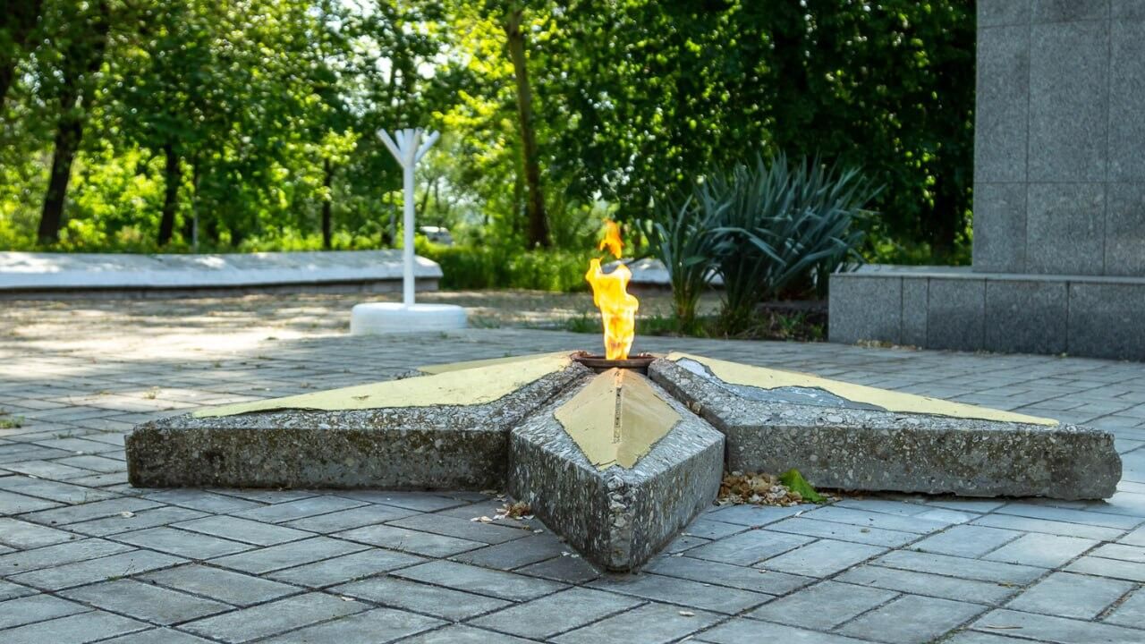 Вечный огонь у памятника павшим героям в Тирасполе Вечный огонь у памятника павшим героям в Тирасполе - РИА Новости, 1920, 05.05.2025