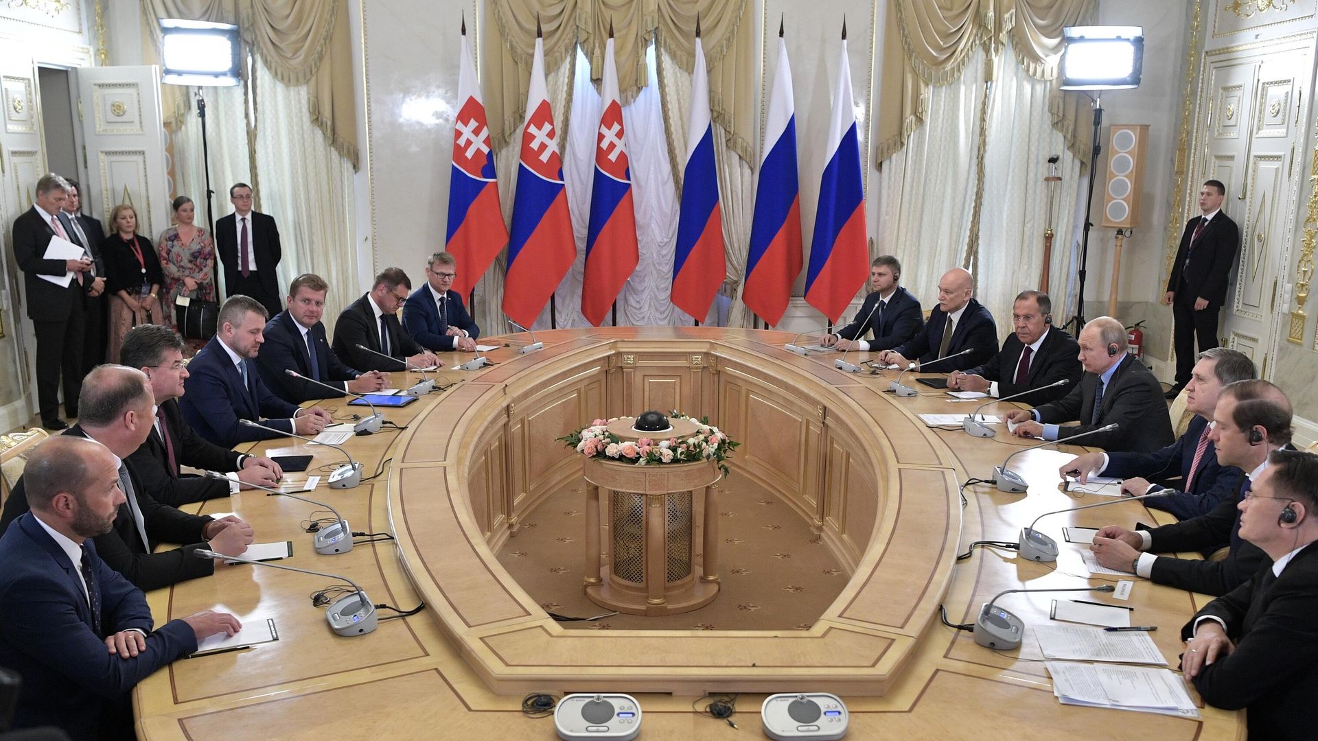 Президент РФ Владимир Путин и премьер-министр Словакии Петер Пеллегрини во время встречи на полях ПМЭФ-2019 в Константиновском дворце в Стрельне - РИА Новости, 1920, 09.05.2025
