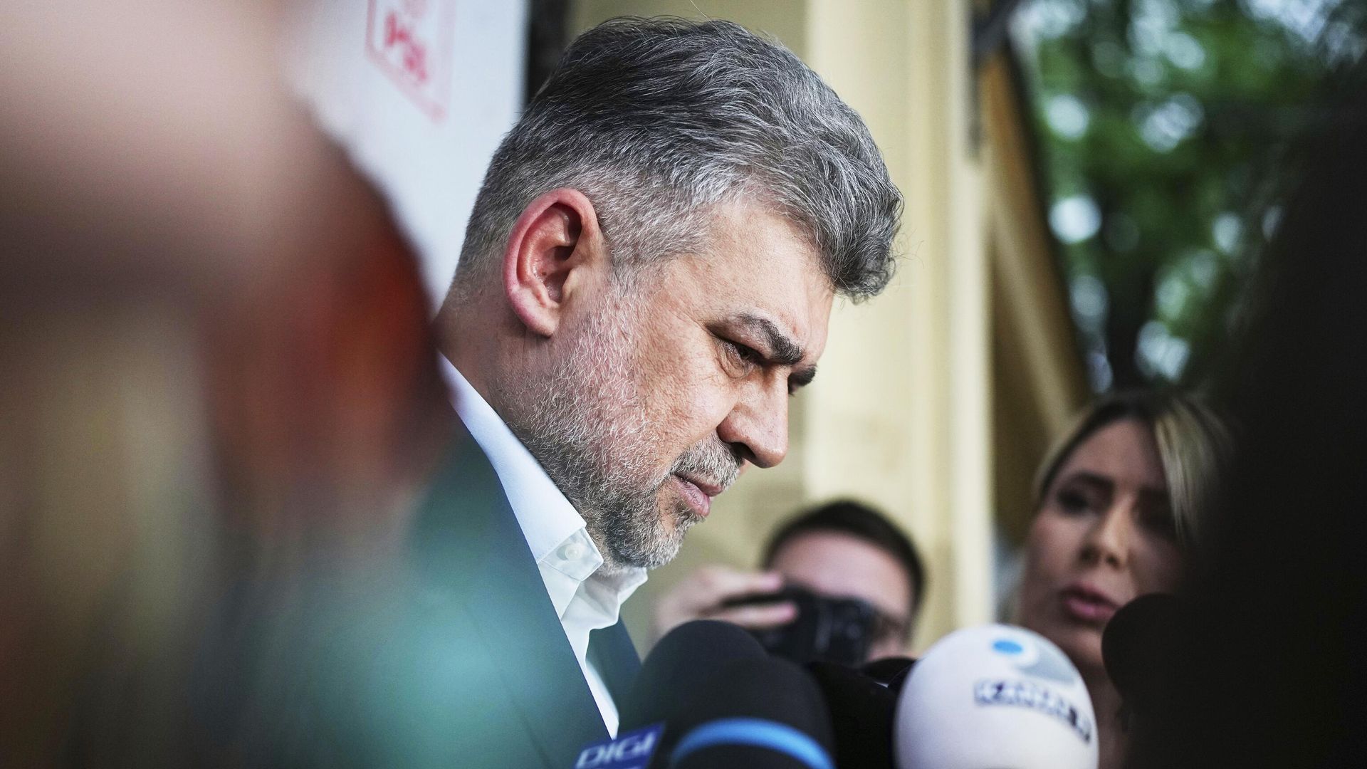 Премьер-министр Румынии Марчел Чолаку отвечает на вопросы журналистов после объявления о своей отставке в Бухаресте. 5 мая 2025 Премьер-министр Румынии Марчел Чолаку отвечает на вопросы журналистов после объявления о своей отставке в Бухаресте. 5 мая 2025 - РИА Новости, 1920, 05.05.2025