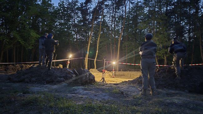 Эксгумация останков польских жертв Волынской резни на месте бывшей деревни Пужники Тернопольской области Украины
