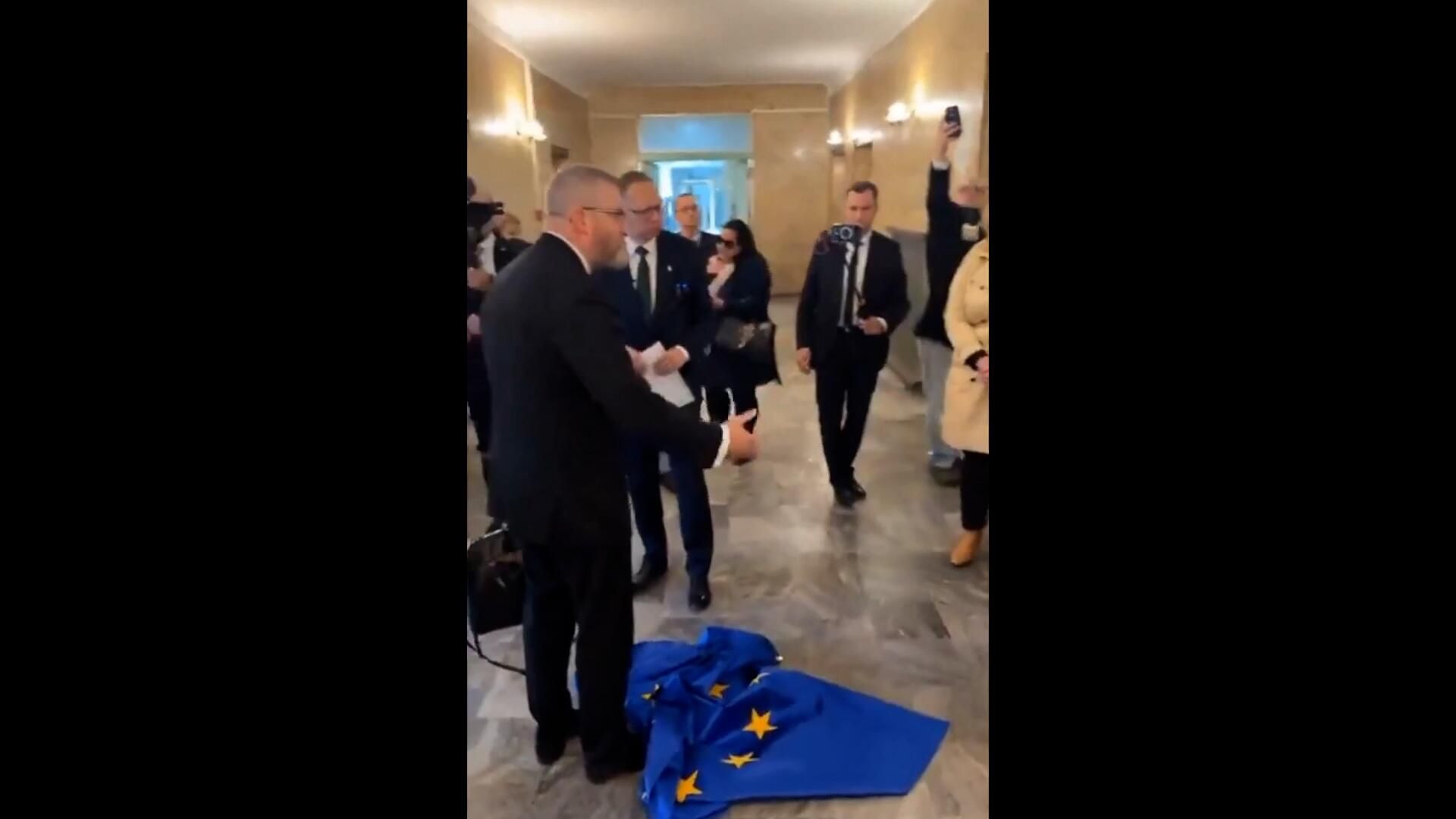 Ультраправый кандидат на пост президента Польши Гжегож Браун вытер ноги о флаг ЕС - РИА Новости, 1920, 06.05.2025