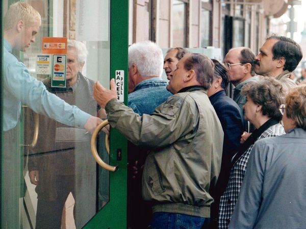 Люди у дверей коммерческого банка в Москве, 1998 год Люди у дверей коммерческого банка в Москве, 1998 год