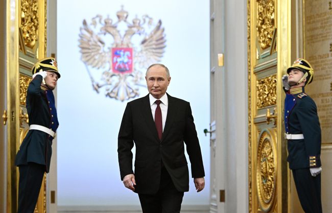 Избранный президент РФ Владимир Путин перед началом церемонии инаугурации в Кремле Избранный президент РФ Владимир Путин перед началом церемонии инаугурации в Кремле