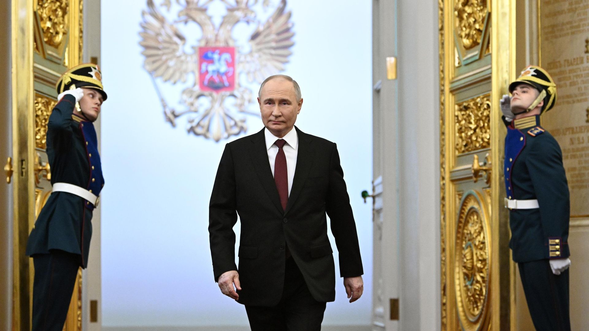 Избранный президент РФ Владимир Путин перед началом церемонии инаугурации в Кремле Избранный президент РФ Владимир Путин перед началом церемонии инаугурации в Кремле - РИА Новости, 1920, 07.05.2025