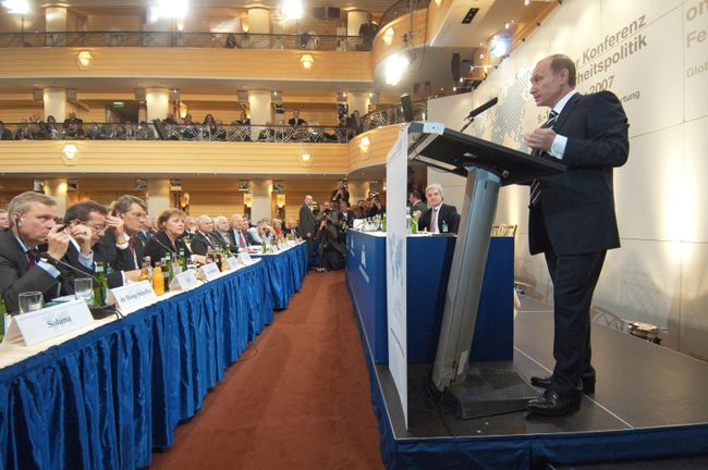 Президент России Владимир Путин во время выступления на 43-й Мюнхенской конференции по вопросам политики безопасности в отеле Байришер Хоф Президент России Владимир Путин во время выступления на 43-й Мюнхенской конференции по вопросам политики безопасности в отеле Байришер Хоф