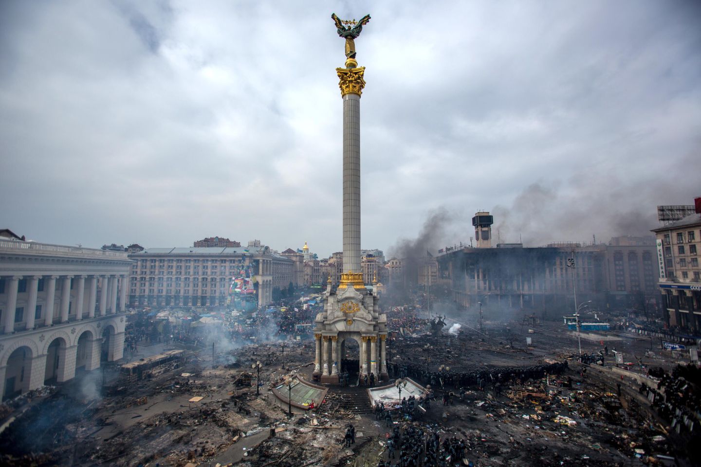 Дым от пожаров и сторонники оппозиции на площади Независимости в Киеве, где начались столкновения митингующих и сотрудников милиции Дым от пожаров и сторонники оппозиции на площади Независимости в Киеве, где начались столкновения митингующих и сотрудников милиции