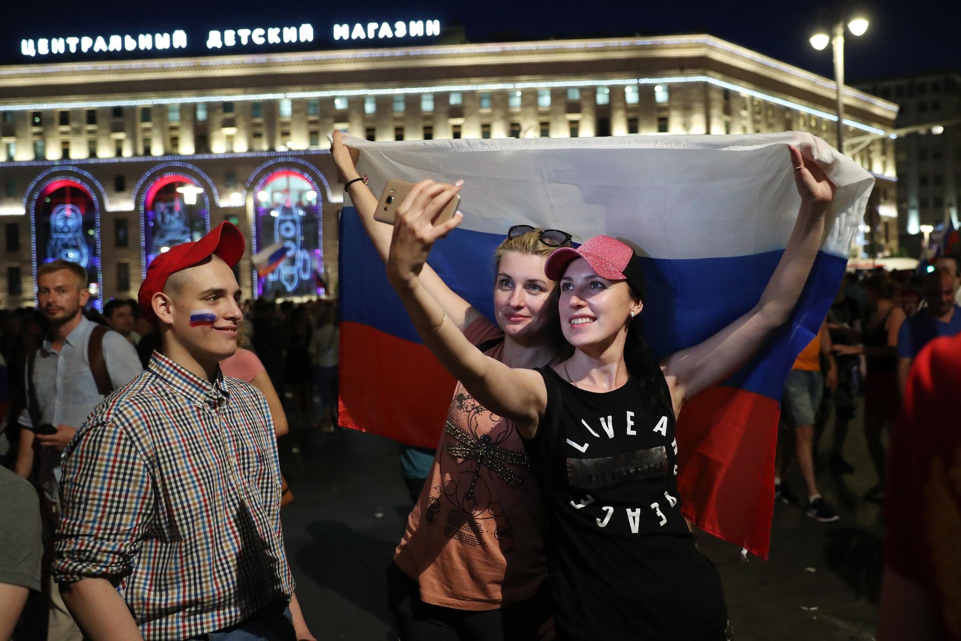 Болельщики радуются победе сборной России в матче 1/8 финала ЧМ-2018 по футболу между сборными Испании и России Болельщики радуются победе сборной России в матче 1/8 финала ЧМ-2018 по футболу между сборными Испании и России
