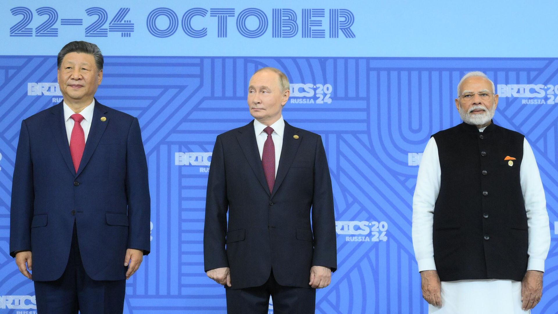 Президент России Владимир Путин, председатель КНР Си Цзиньпин и премьер-министр Индии Нарендра Моди на церемонии совместного фотографирования глав делегаций стран БРИКС в рамках XVI саммита БРИКС в Казани Президент России Владимир Путин, председатель КНР Си Цзиньпин и премьер-министр Индии Нарендра Моди на церемонии совместного фотографирования глав делегаций стран БРИКС в рамках XVI саммита БРИКС в Казани - РИА Новости, 1920, 30.12.2025