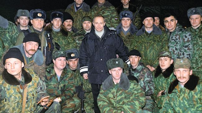 И.о. президента РФ Владимир Путин с российскими военными во время его пребывания в Чечне в декабре 1999 года И.о. президента РФ Владимир Путин с российскими военными во время его пребывания в Чечне в декабре 1999 года