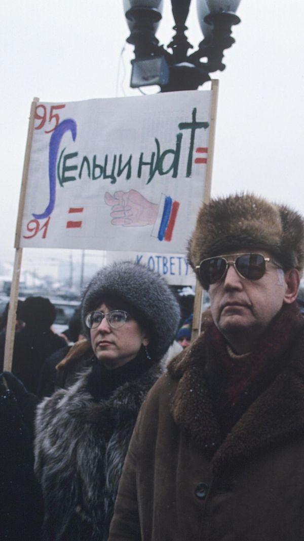 Акция протеста российских ученых у Центрального парка культуры и отдыха имени М.Горького, 1996 год Акция протеста российских ученых у Центрального парка культуры и отдыха имени М.Горького, 1996 год