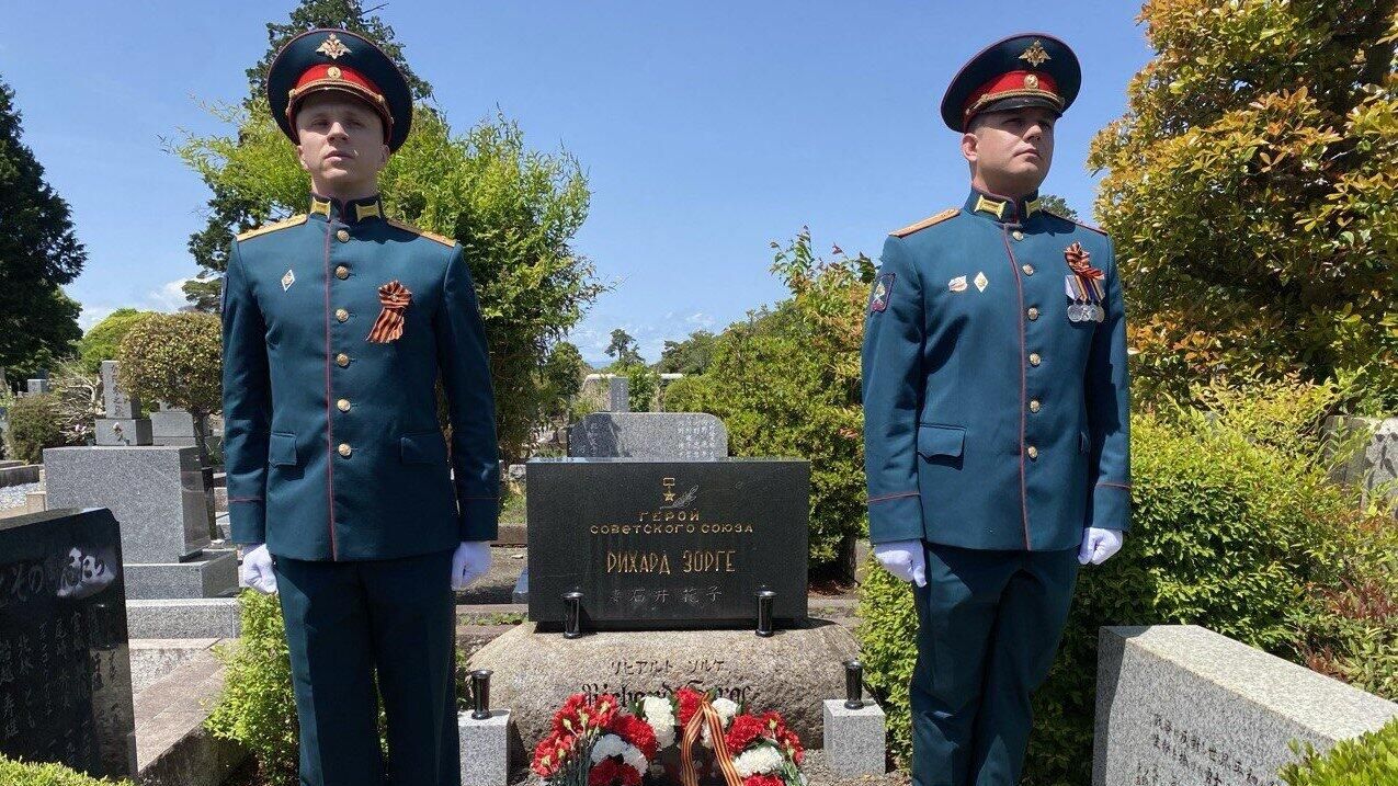 Дипломаты из России и иностранных государств возложили цветы на могилу разведчика Рихарда Зорге - РИА Новости, 1920, 07.05.2025