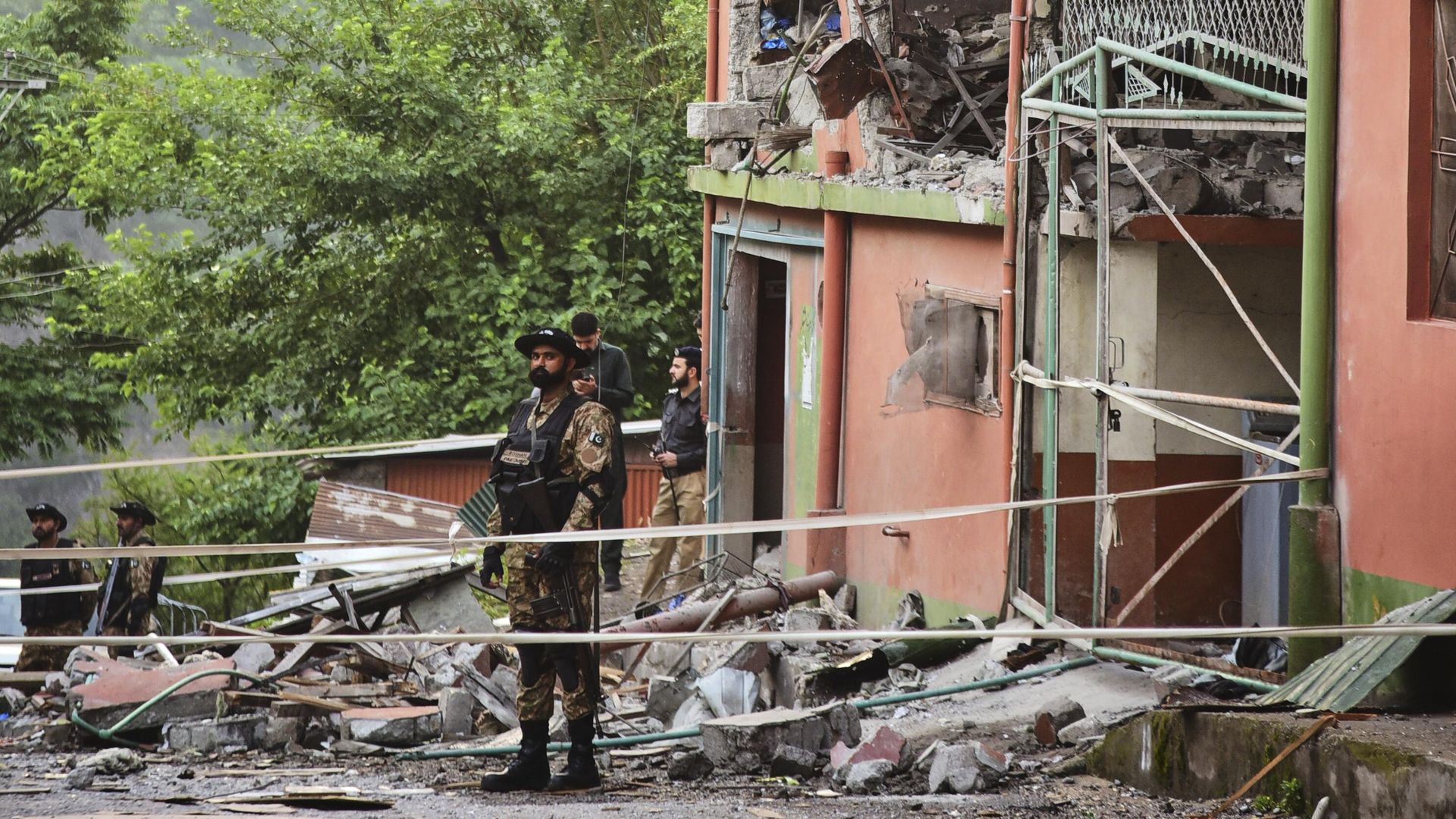Военные на месте ракетного удара со стороны Индии недалеко от Музаффарабада, Пакистан Военные на месте ракетного удара со стороны Индии недалеко от Музаффарабада, Пакистан - РИА Новости, 1920, 08.05.2025