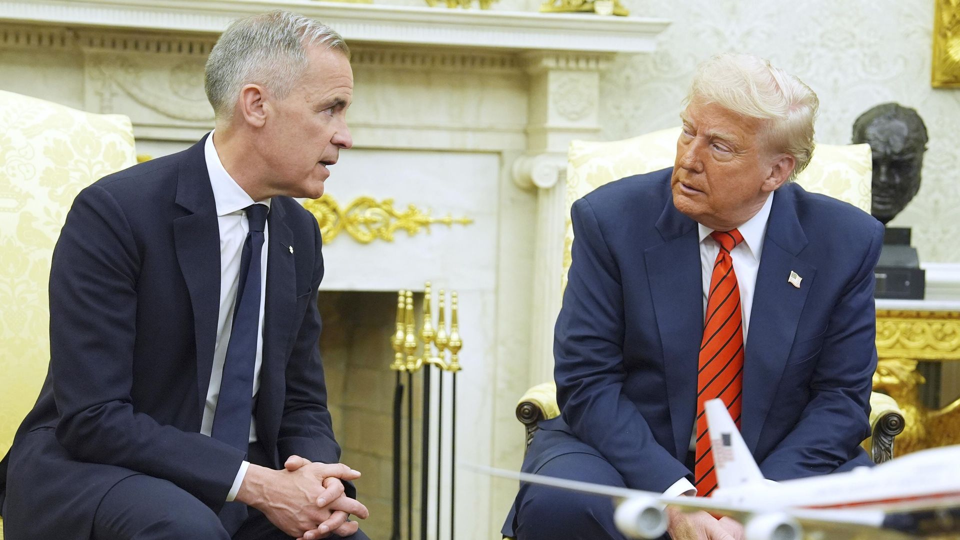 Премьер-министр Канады Марк Карни и президент США Дональд Трамп во время встречи Премьер-министр Канады Марк Карни и президент США Дональд Трамп во время встречи - РИА Новости, 1920, 06.06.2025