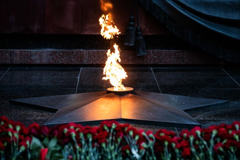 Вечный огонь в Александровском саду в Москве