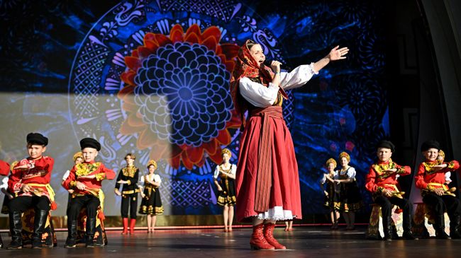 Певица Татьяна Куртукова на торжественном концерте Россия нигде не заканчивается, посвященный завершению выставки Россия