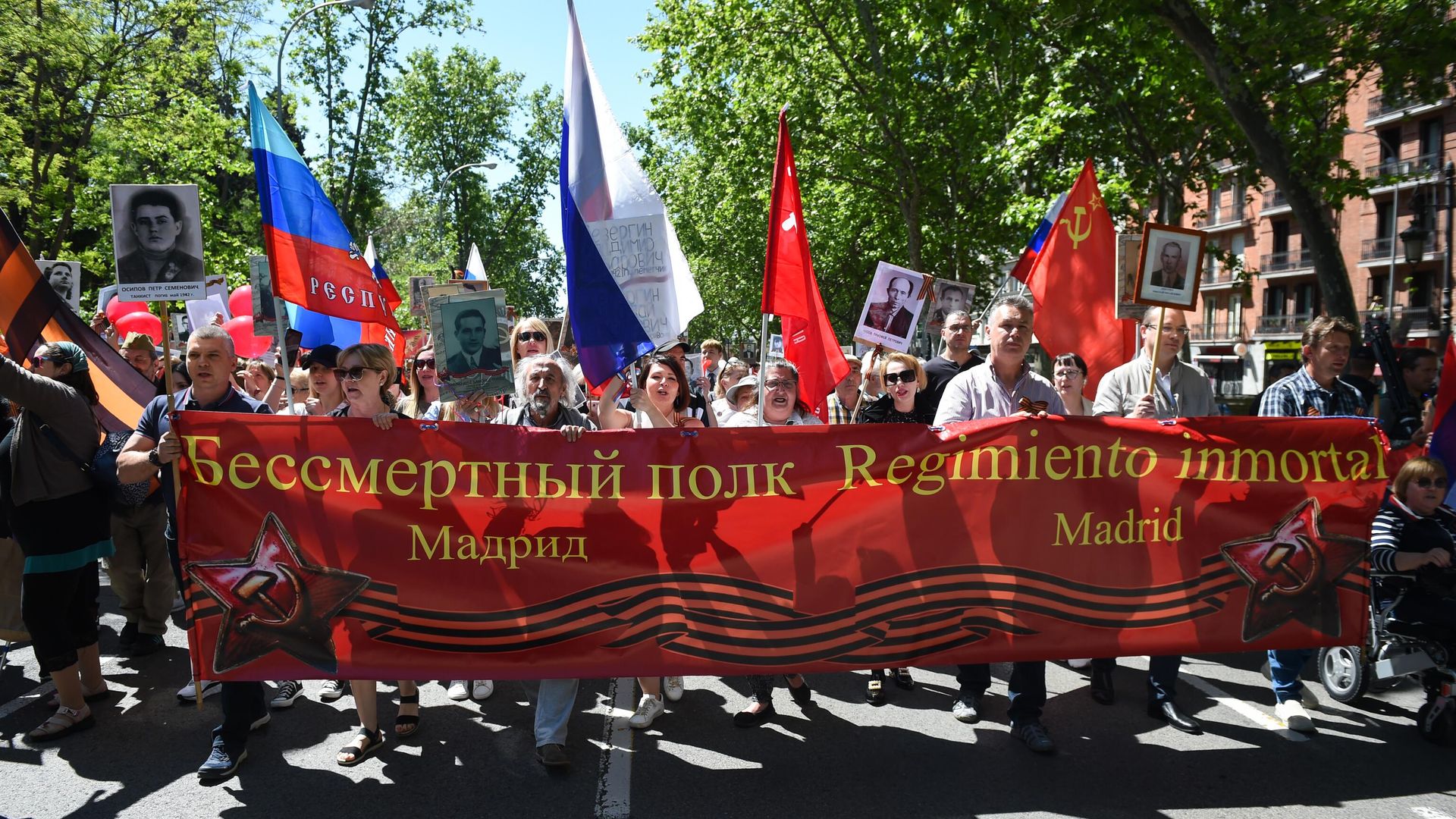 Участники акции Бессмертный полк в Мадриде Участники акции Бессмертный полк в Мадриде - РИА Новости, 1920, 07.05.2025