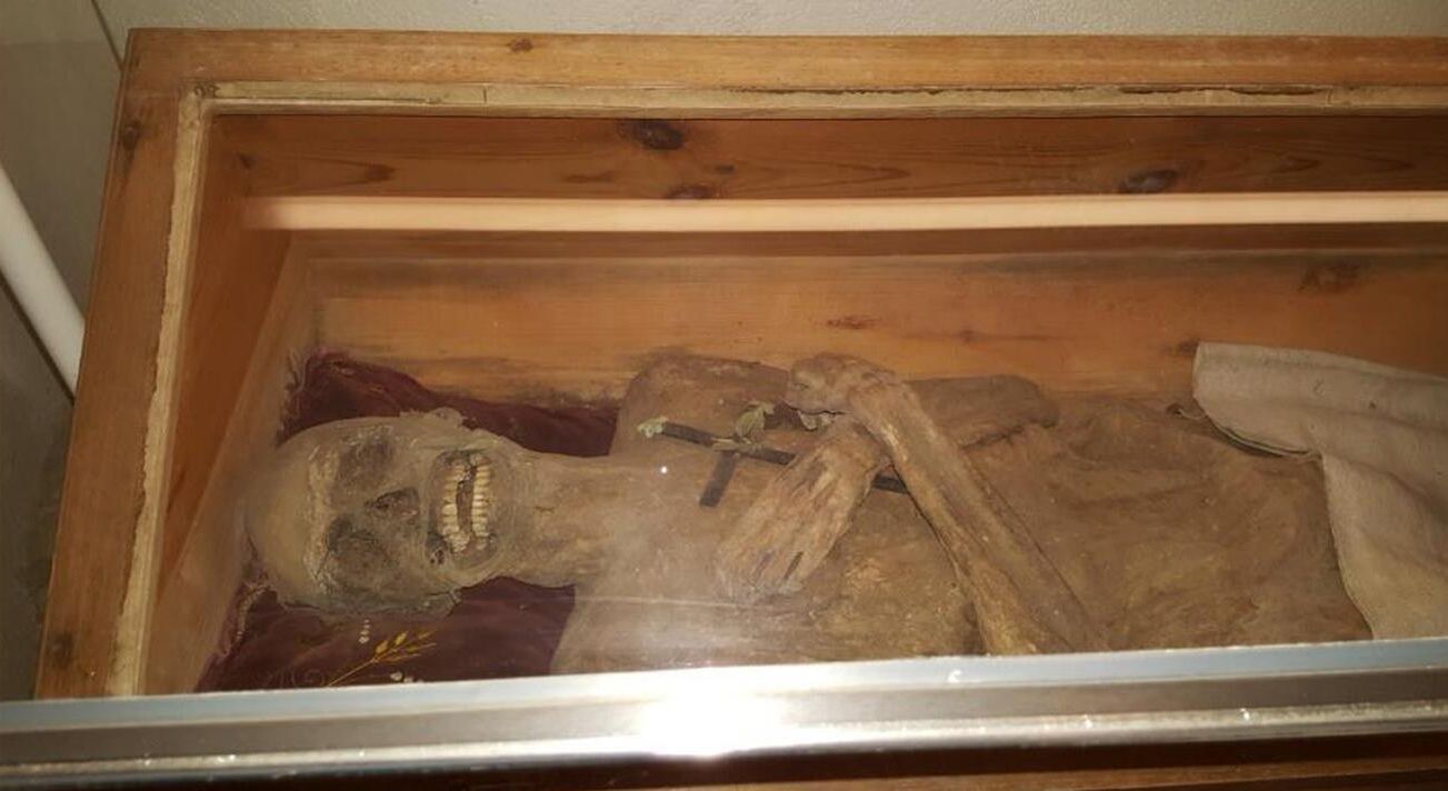 Мумия священиика Франца Ксавера Сидлера фон Розенегга в склепе церкви Святого Томаса-ам-Блазенштайна, Австрия Мумия священиика Франца Ксавера Сидлера фон Розенегга в склепе церкви Святого Томаса-ам-Блазенштайна, Австрия - РИА Новости, 1920, 07.05.2025