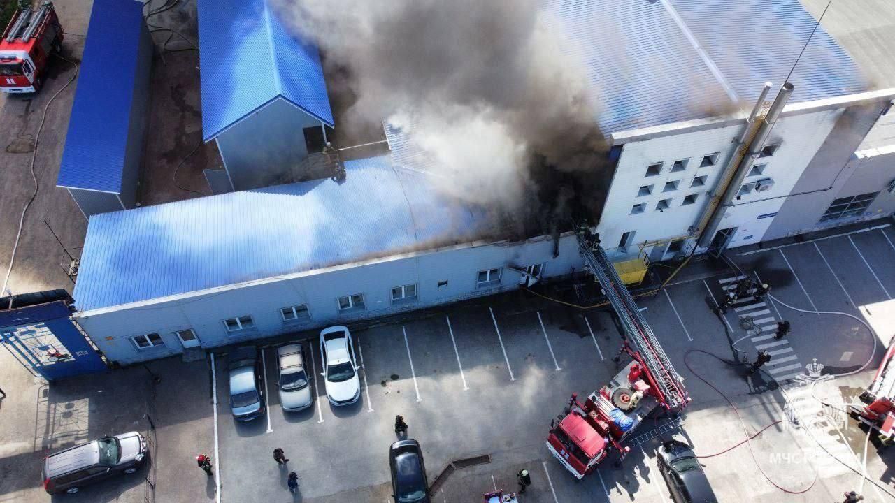 Пожар на кровле четырехэтажного административного здания в Уфе Пожар на кровле четырехэтажного административного здания в Уфе - РИА Новости, 1920, 07.05.2025