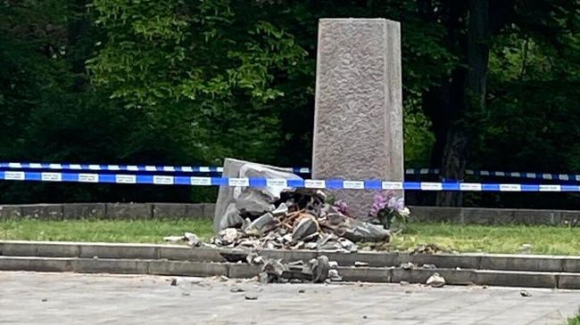 Неизвестные варвары разбили памятник советскому солдату в Теплице