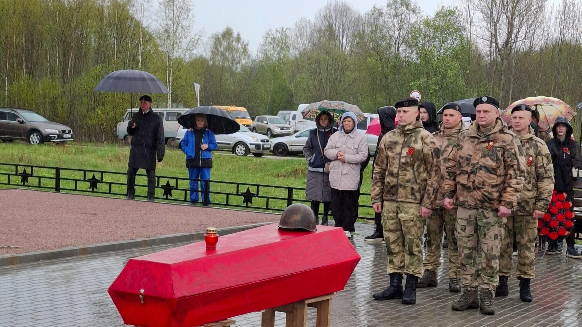 Останки более 20 бойцов Красной армии захоронили с почестями на воинском мемориале у деревни Каменная Гора в Новгородской области - РИА Новости, 1920, 07.05.2025