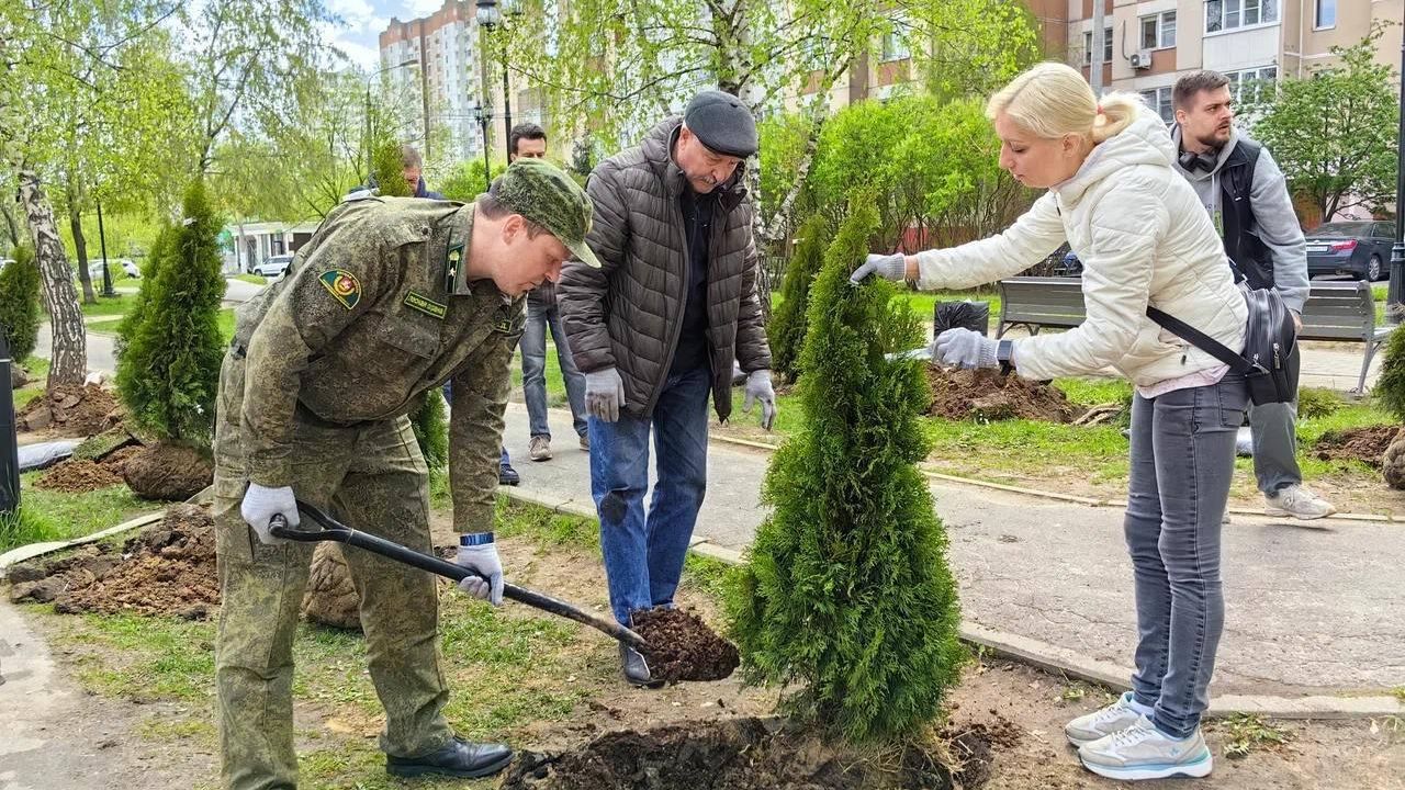 Высадка деревьев в рамках ежегодной акции Лес Победы в Красногорске в поселке Нахабино Высадка деревьев в рамках ежегодной акции Лес Победы в Красногорске в поселке Нахабино - РИА Новости, 1920, 07.05.2025