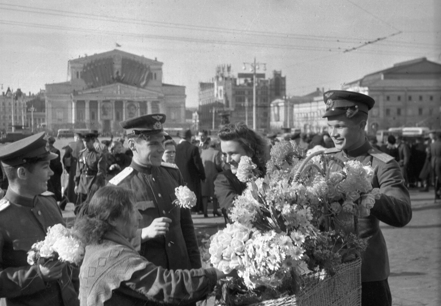 Советские летчики на площади Революции в Москве, 9 мая 1945 года Советские летчики на площади Революции в Москве, 9 мая 1945 года