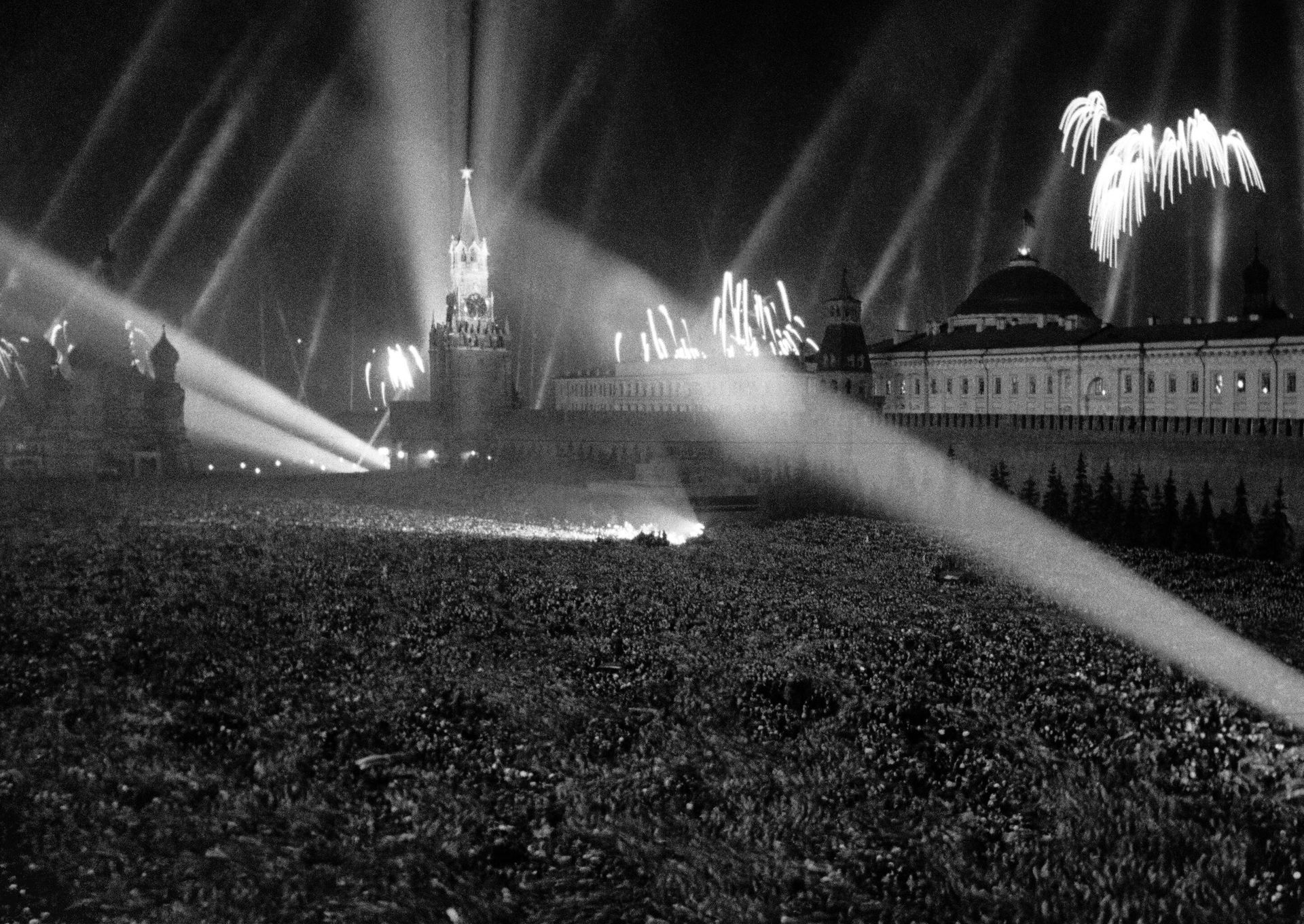 Салют Победы на Красной площади, 9 мая 1945 года Салют Победы на Красной площади, 9 мая 1945 года