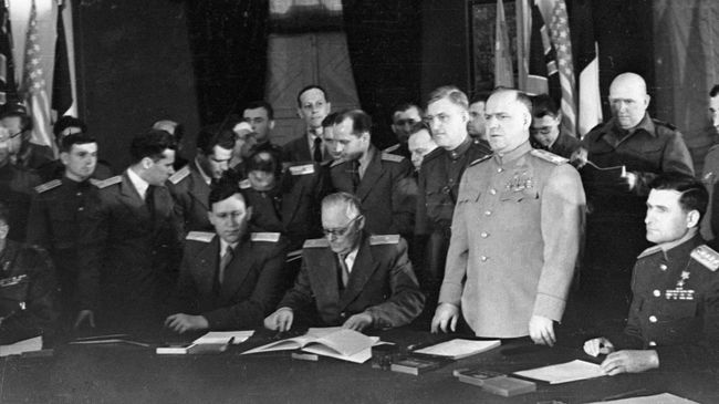 Заместитель Верховного Главнокомандующего Маршал Советского Союза Георгий Константинович Жуков во время подписания Декларации о поражении Германии и взятии на себя верховной власти в отношении Германии правительствами СССР, Соединенного Королевства, США, и Временного правительства Французской Республики. Заместитель Верховного Главнокомандующего Маршал Советского Союза Георгий Константинович Жуков во время подписания Декларации о поражении Германии и взятии на себя верховной власти в отношении Германии правительствами СССР, Соединенного Королевства, США, и Временного правительства Французской Республики.