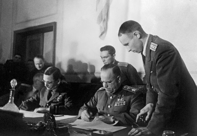 Подписание Акта о безоговорочной капитуляции германских вооруженных сил, Карлсхорст, Германия, 8 мая 1945 года Подписание Акта о безоговорочной капитуляции германских вооруженных сил, Карлсхорст, Германия, 8 мая 1945 года