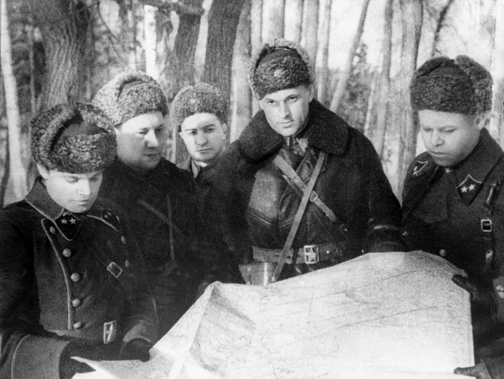 Командующий 16-ой армией Западного фронта, генерал-лейтенант Константин Рокоссовский (второй справа) с командирами разрабатывают план наступления под Истрой в кадре из документального фильма Разгром немецких войск под Москвой Командующий 16-ой армией Западного фронта, генерал-лейтенант Константин Рокоссовский (второй справа) с командирами разрабатывают план наступления под Истрой в кадре из документального фильма Разгром немецких войск под Москвой - РИА Новости, 1920, 07.05.2025