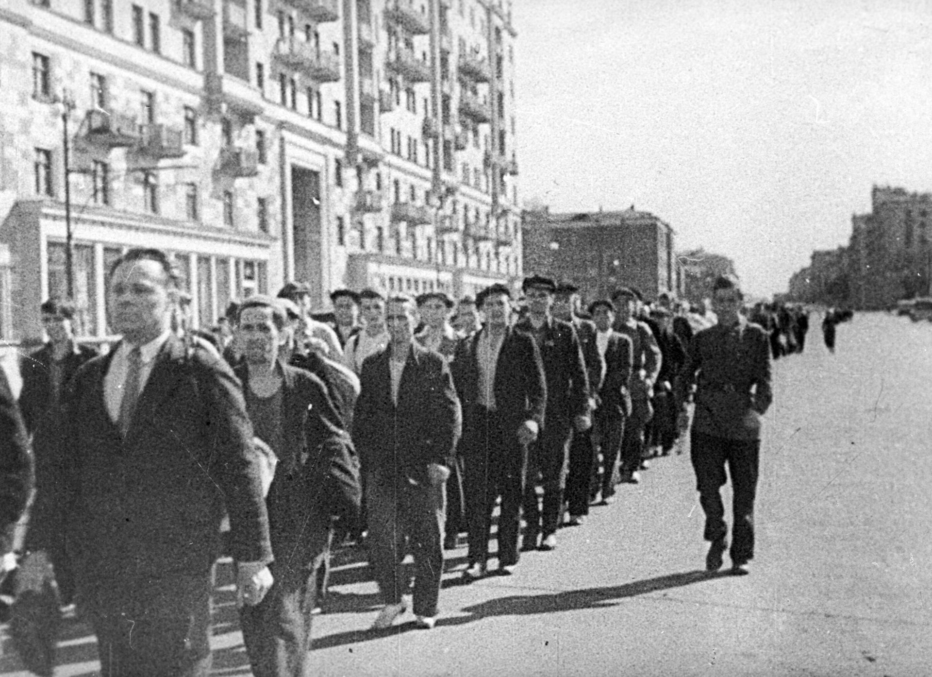 Ополченцы на улице Горького (ныне Тверская улица) в кадре из документального фильма Разгром немецких войск под Москвой Ополченцы на улице Горького (ныне Тверская улица) в кадре из документального фильма Разгром немецких войск под Москвой - РИА Новости, 1920, 07.05.2025