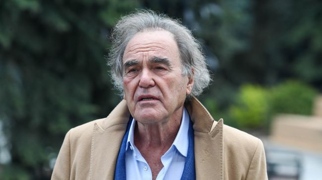 Американский режиссер Оливер Стоун во время экскурсии на кинозаводе Москино. 7 мая 2025