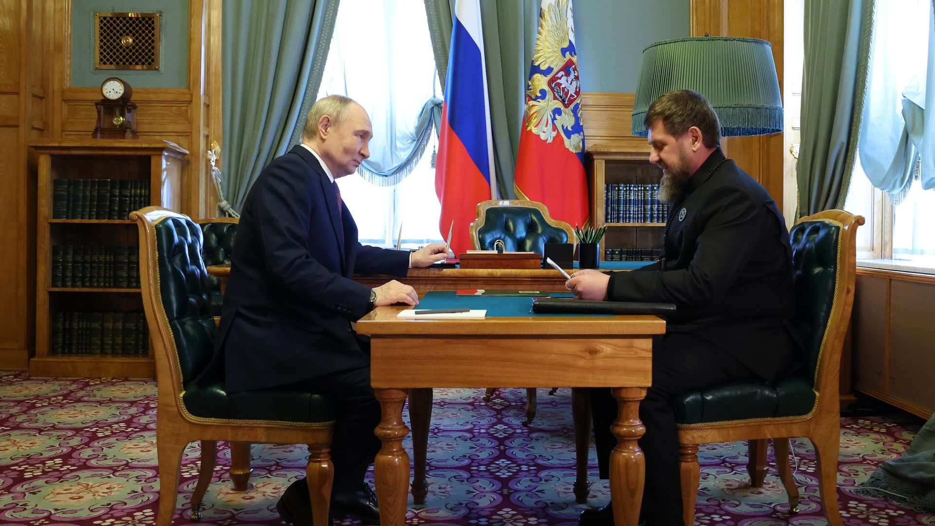 Президент РФ Владимир Путин и глава Чеченской Республики Рамзан Кадыров во время встречи Президент РФ Владимир Путин и глава Чеченской Республики Рамзан Кадыров во время встречи - РИА Новости, 1920, 07.05.2025