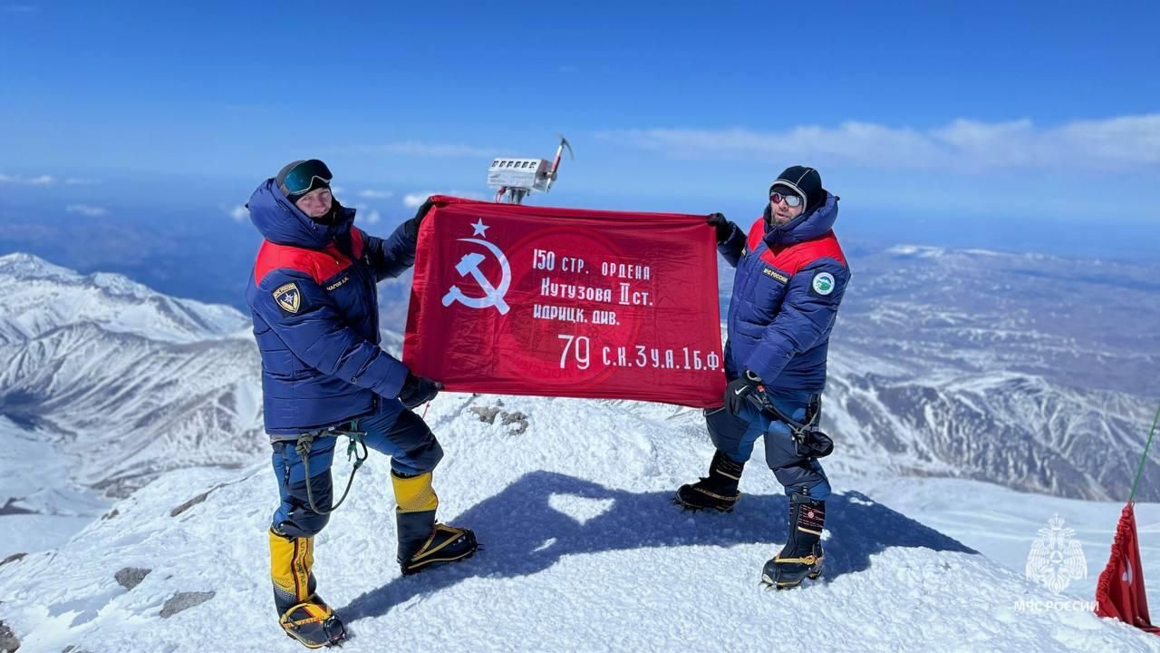 Сотрудники МЧС России подняли Знамя Победы на Эльбрусе Сотрудники МЧС России подняли Знамя Победы на Эльбрусе - РИА Новости, 1920, 07.05.2025