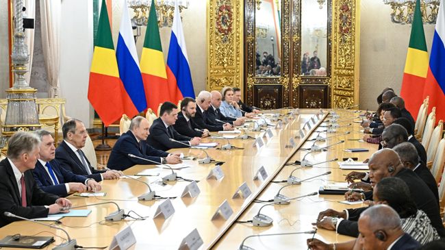 Президент РФ Владимир Путин и президент Республики Конго Дени Сассу-Нгессо во время встречи. 7 мая 2025