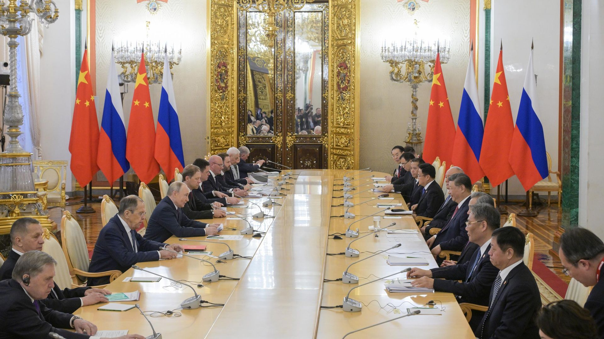 Президент РФ Владимир Путин и председатель КНР Си Цзиньпин во время встречи Президент РФ Владимир Путин и председатель КНР Си Цзиньпин во время встречи - РИА Новости, 1920, 08.05.2025