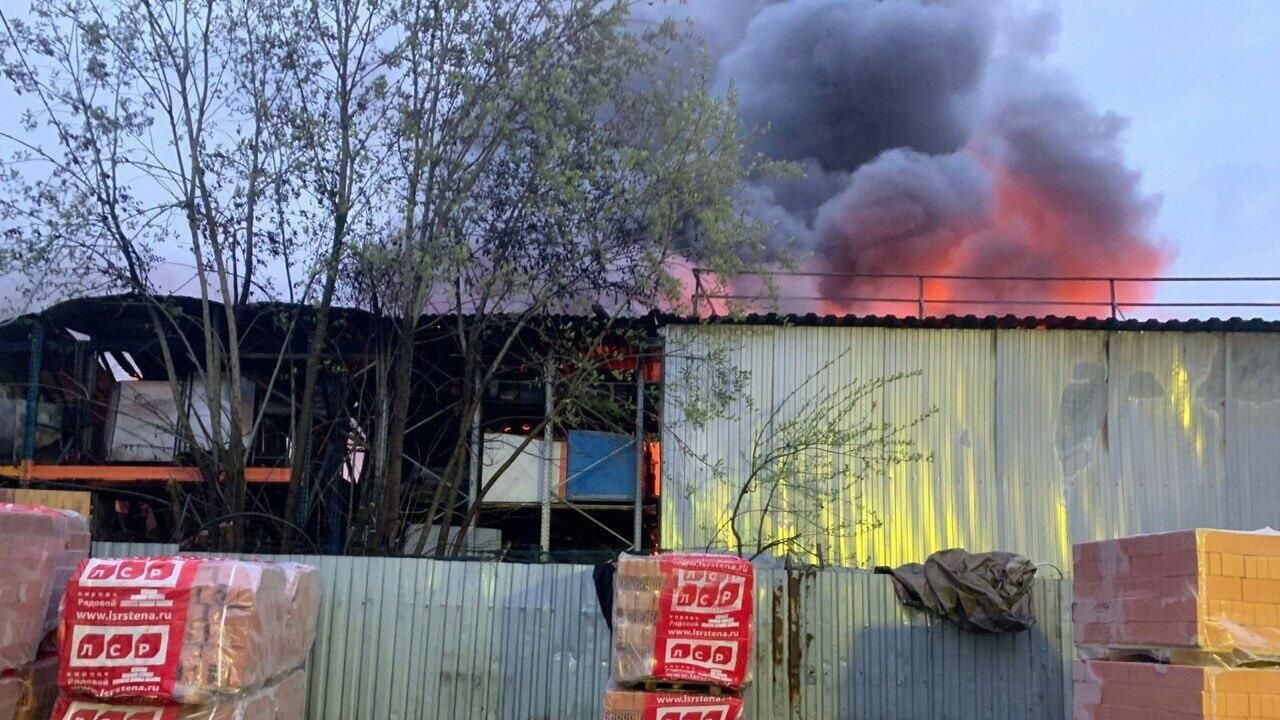 Пожар в ангаре в Колпинском районе Санкт-Петербурга. 7 мая 2025 Пожар в ангаре в Колпинском районе Санкт-Петербурга. 7 мая 2025 - РИА Новости, 1920, 07.05.2025