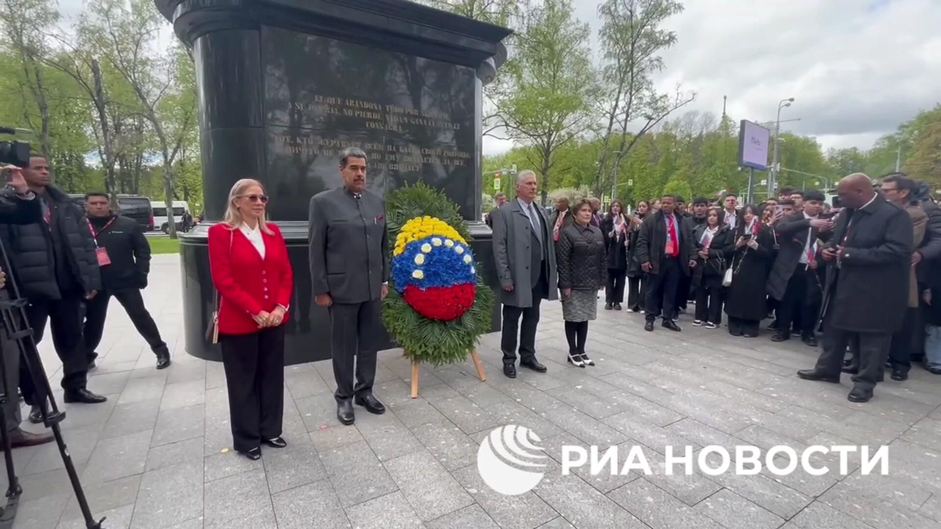 Президенты Венесуэлы и Кубы возложили цветы к памятнику Симону Боливару в Москве - РИА Новости, 1920, 08.05.2025