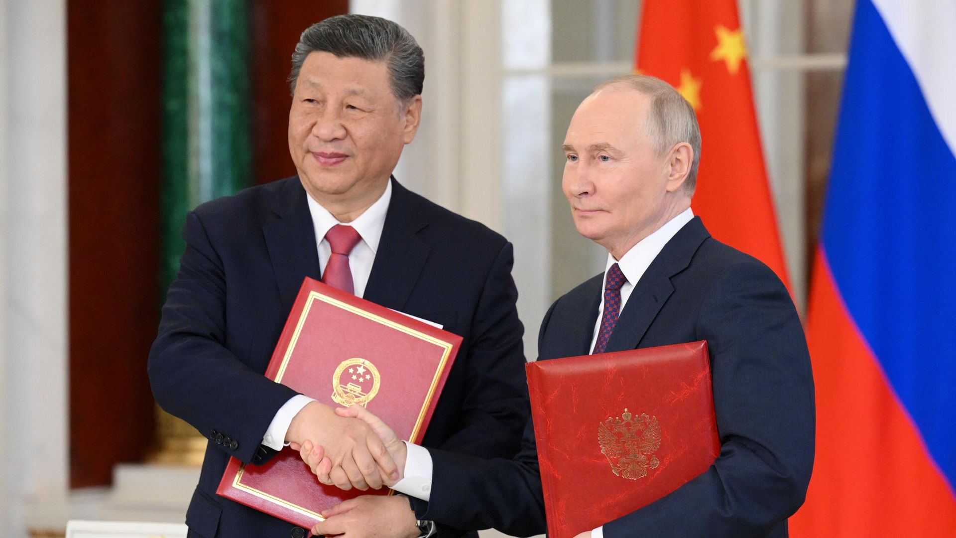 Президент РФ Владимир Путин и председатель КНР Си Цзиньпин на церемонии обмена документами по итогам российско-китайских переговоров Президент РФ Владимир Путин и председатель КНР Си Цзиньпин на церемонии обмена документами по итогам российско-китайских переговоров - РИА Новости, 1920, 08.05.2025