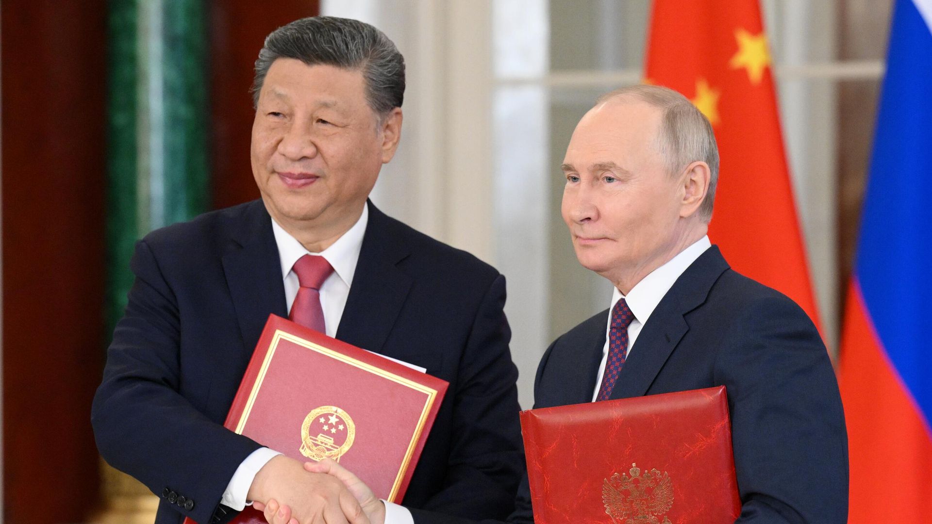 Президент РФ Владимир Путин и председатель КНР Си Цзиньпин на церемонии обмена документами по итогам российско-китайских переговоров Президент РФ Владимир Путин и председатель КНР Си Цзиньпин на церемонии обмена документами по итогам российско-китайских переговоров - РИА Новости, 1920, 08.05.2025