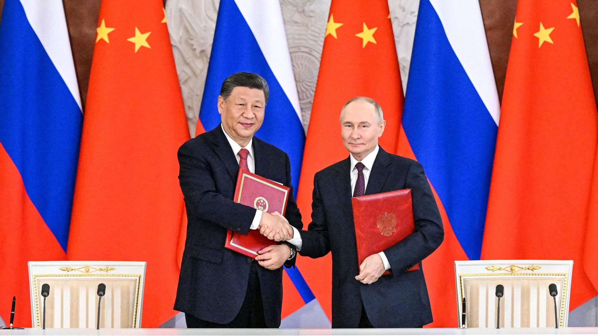 Президент РФ Владимир Путин и председатель КНР Си Цзиньпин на церемонии обмена документами по итогам российско-китайских переговоров Президент РФ Владимир Путин и председатель КНР Си Цзиньпин на церемонии обмена документами по итогам российско-китайских переговоров - РИА Новости, 1920, 08.05.2025