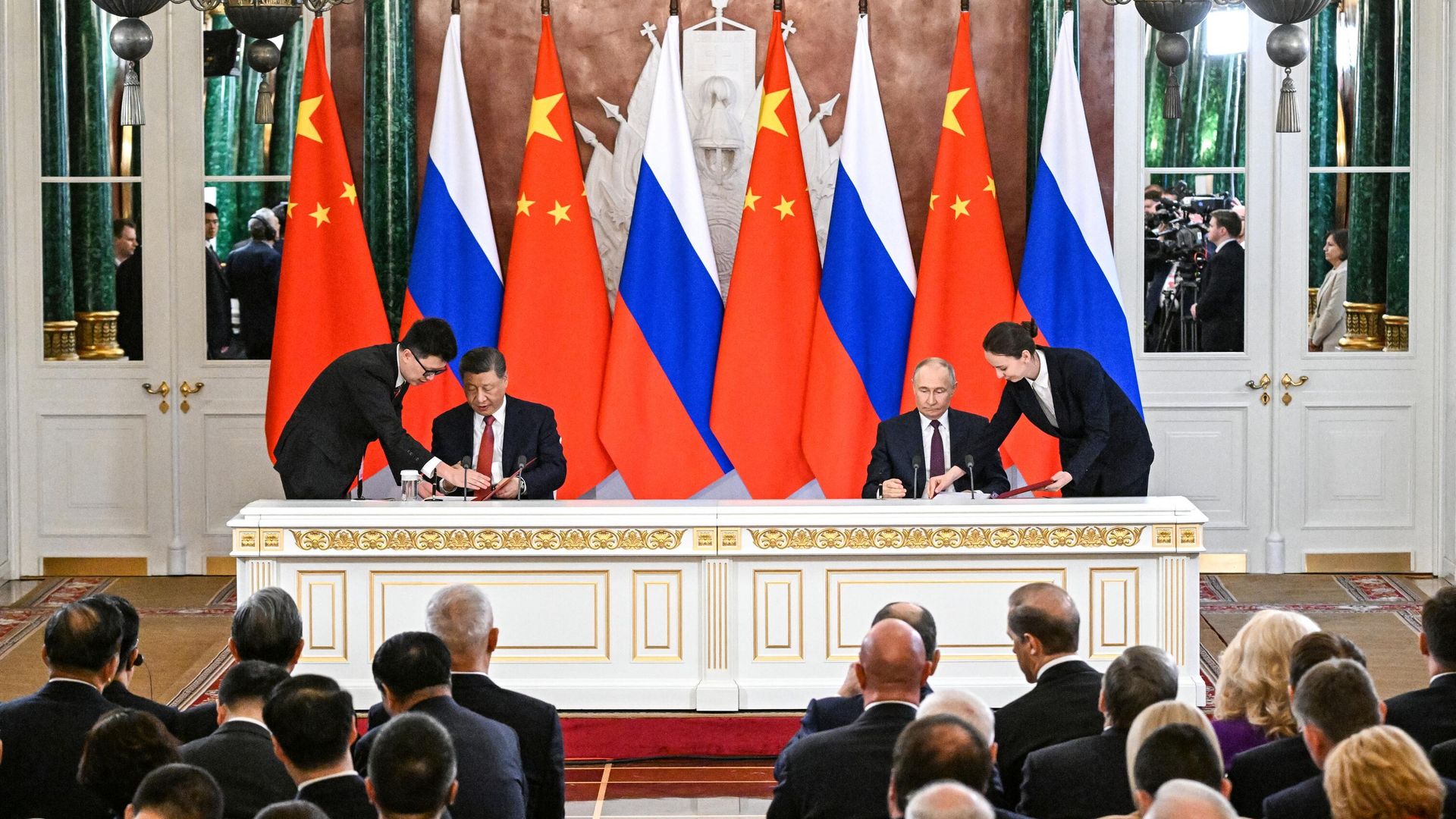 Президент РФ Владимир Путин и председатель КНР Си Цзиньпин на церемонии обмена документами по итогам российско-китайских переговоров Президент РФ Владимир Путин и председатель КНР Си Цзиньпин на церемонии обмена документами по итогам российско-китайских переговоров - РИА Новости, 1920, 08.05.2025