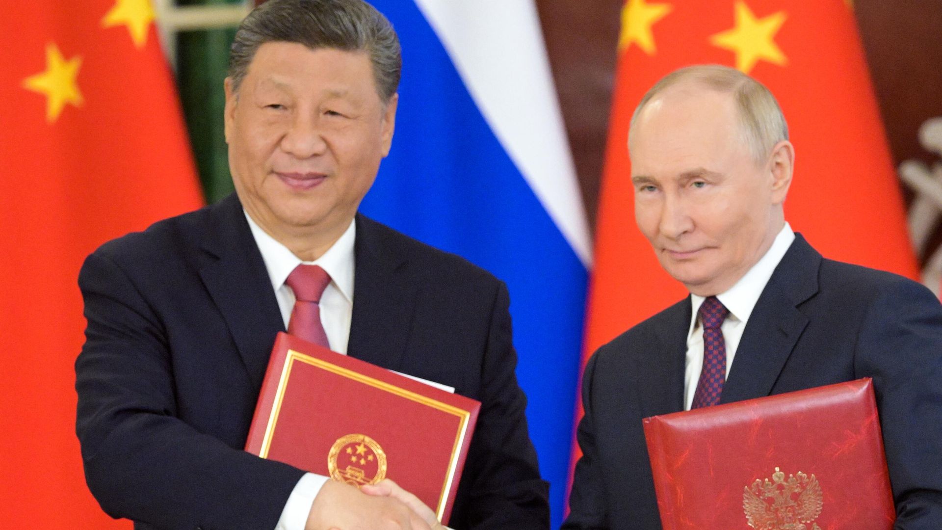 Президент РФ Владимир Путин и председатель КНР Си Цзиньпин на церемонии обмена документами по итогам российско-китайских переговоров - РИА Новости, 1920, 08.05.2025