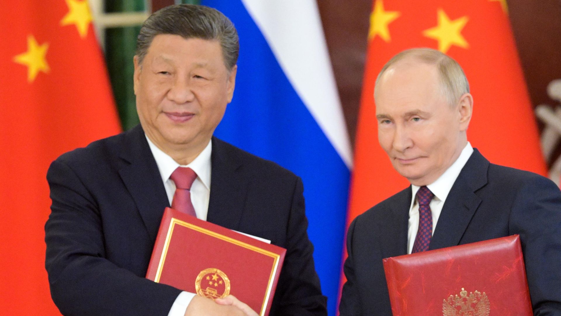 Президент РФ Владимир Путин и председатель КНР Си Цзиньпин на церемонии обмена документами по итогам российско-китайских переговоров Президент РФ Владимир Путин и председатель КНР Си Цзиньпин на церемонии обмена документами по итогам российско-китайских переговоров - РИА Новости, 1920, 08.05.2025