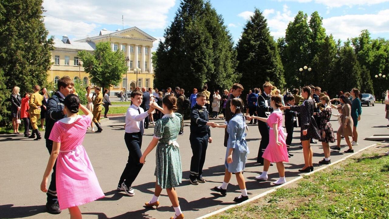 Единая Россия провела Вальс Победы в Курске Единая Россия провела Вальс Победы в Курске - РИА Новости, 1920, 08.05.2025