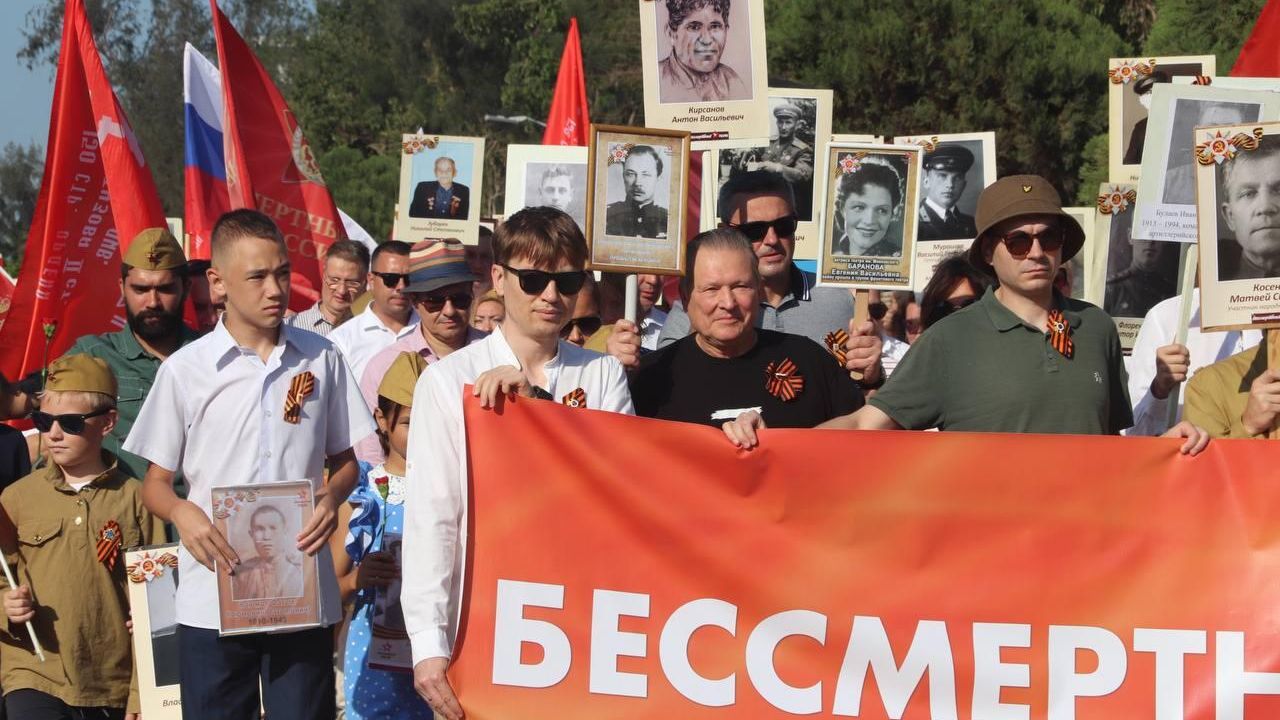 В Гаване прошла акция Бессмертный полк с участием сотен человек. 8 мая 2025 В Гаване прошла акция Бессмертный полк с участием сотен человек. 8 мая 2025 - РИА Новости, 1920, 08.05.2025