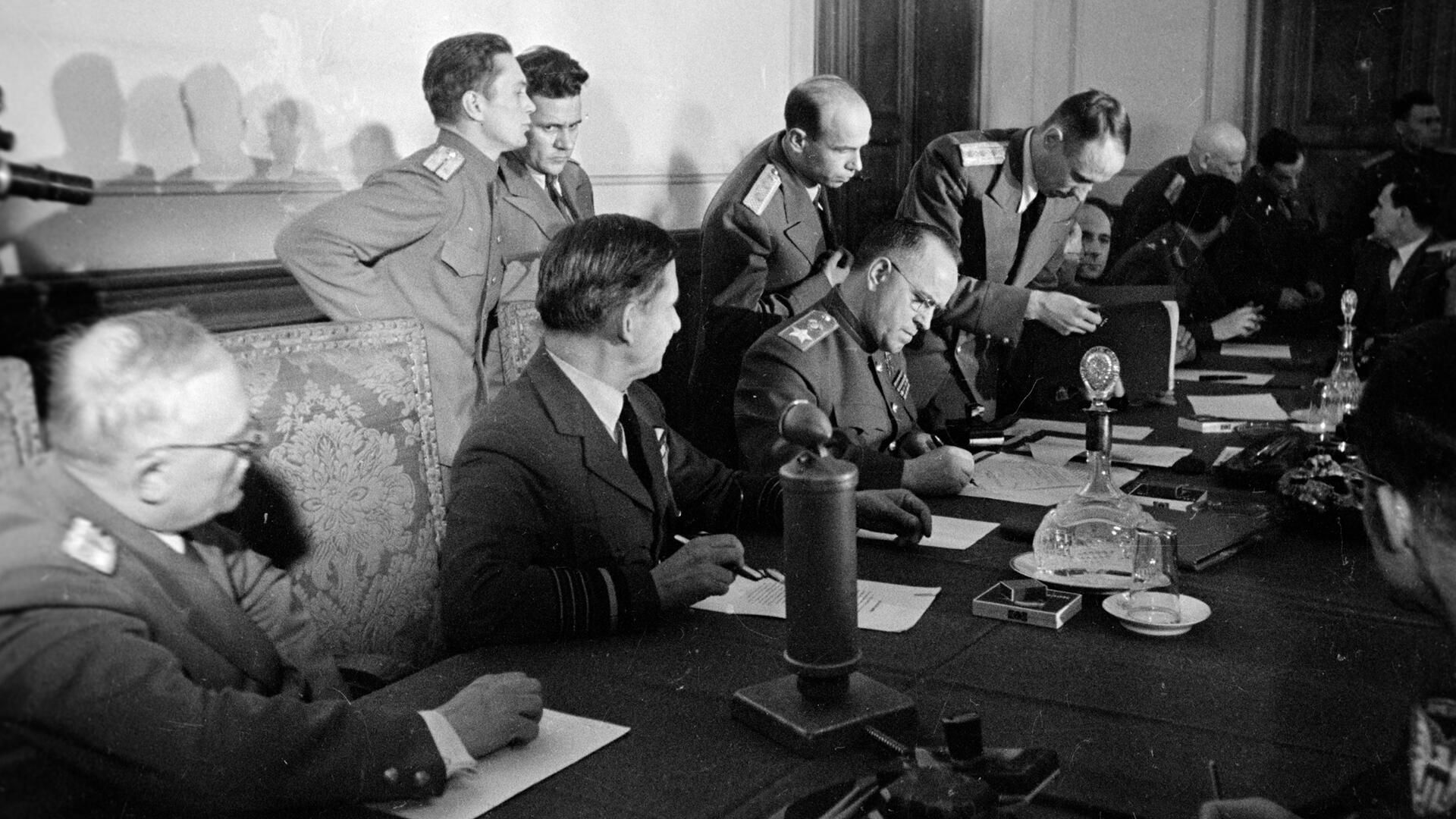 Конец войне: как был подписан Акт о военной капитуляции Германии Конец войне: как был подписан Акт о военной капитуляции Германии - РИА Новости, 1920, 09.05.2025